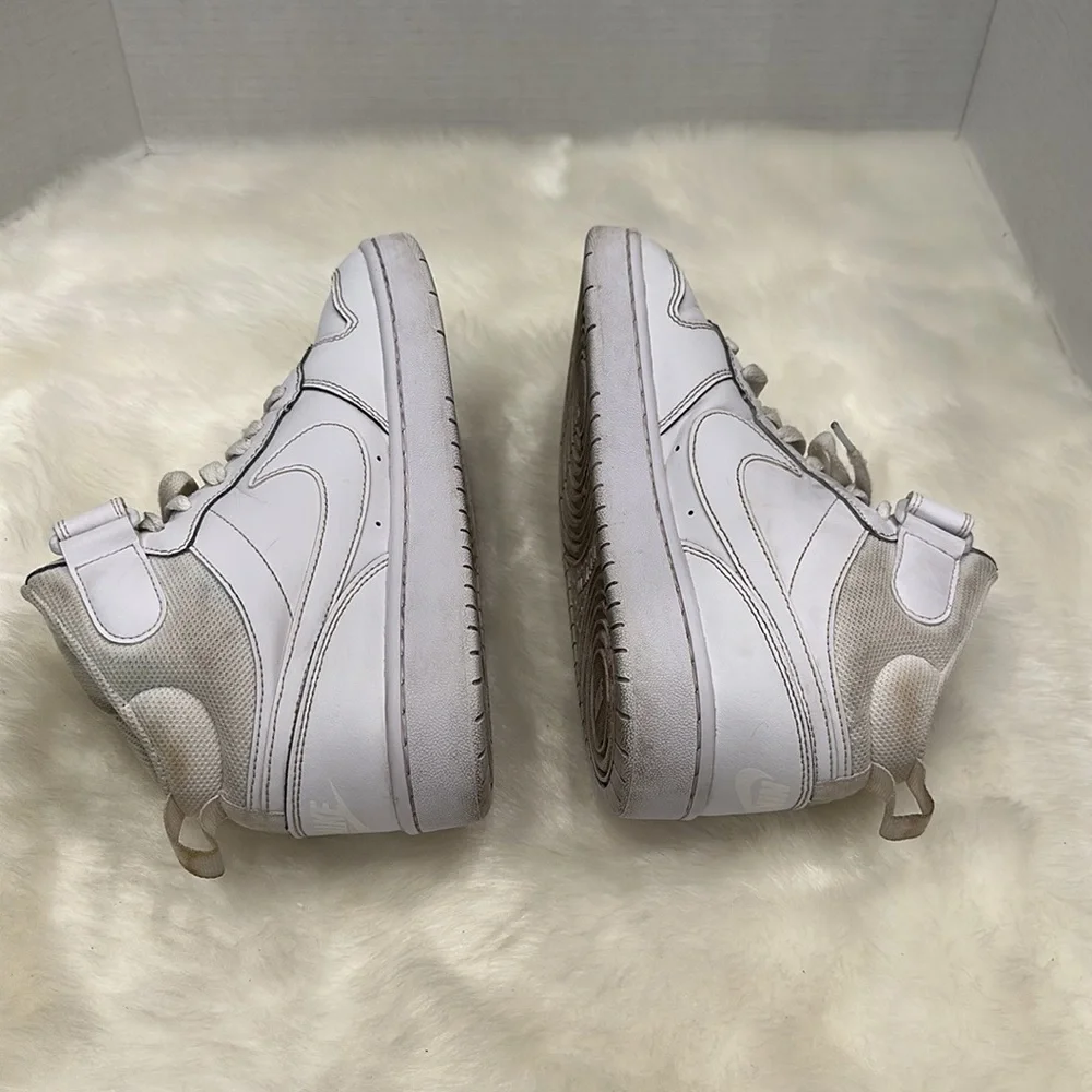 Nike 🏀 Court Borough Mid 2, Kids Size 7Y (fits woman’s 8.5)